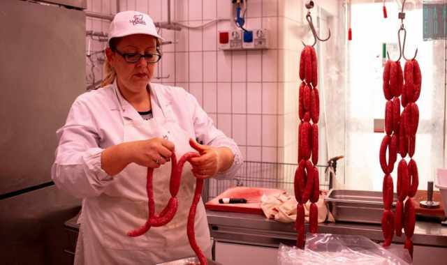 Quel rito tutto barese di mangiare la salsiccia cruda: Ma oggi bisogna stare attenti